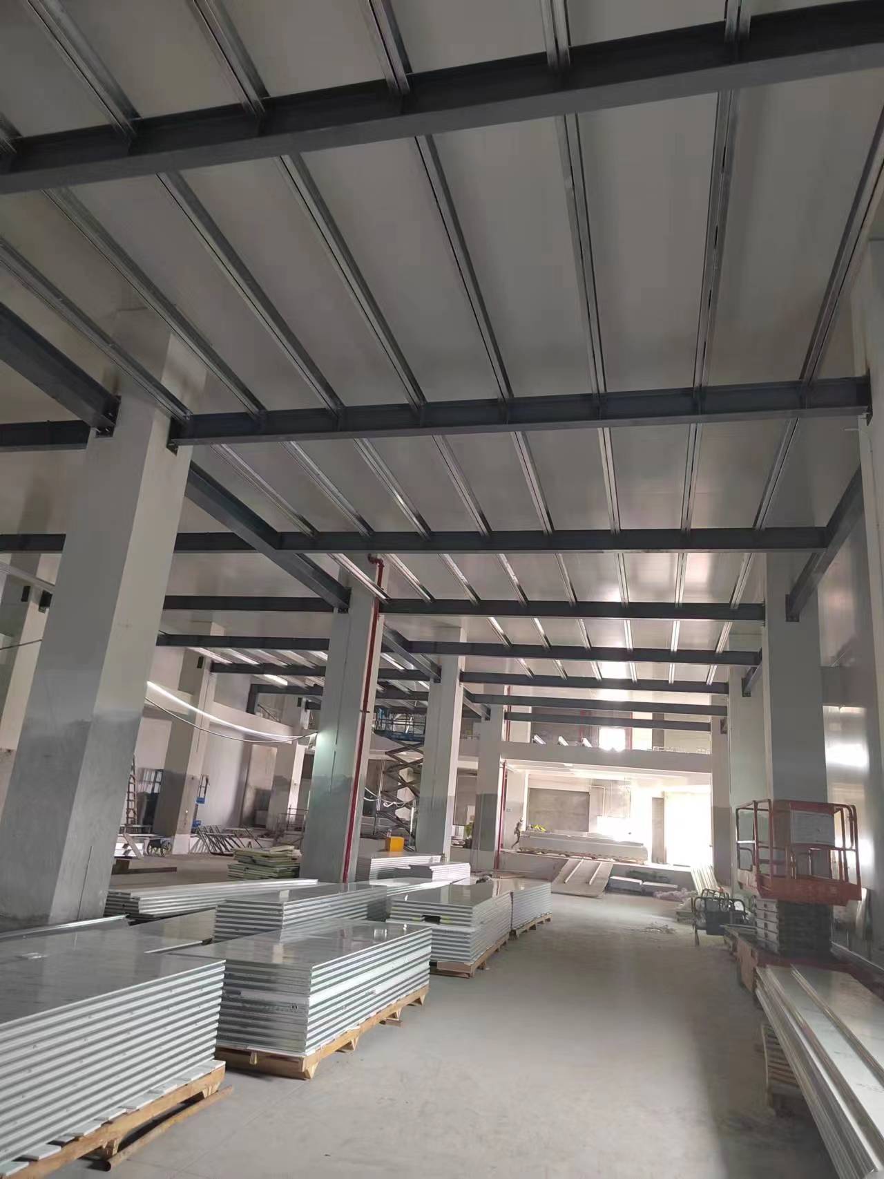 廣州鋼結(jié)構(gòu)夾層工程施工質(zhì)量如何控制？    廣東網(wǎng)架公司選擇廣州經(jīng)緯鋼結(jié)構(gòu)工程有限公司 咨詢(xún)電話(huà)：13925156722