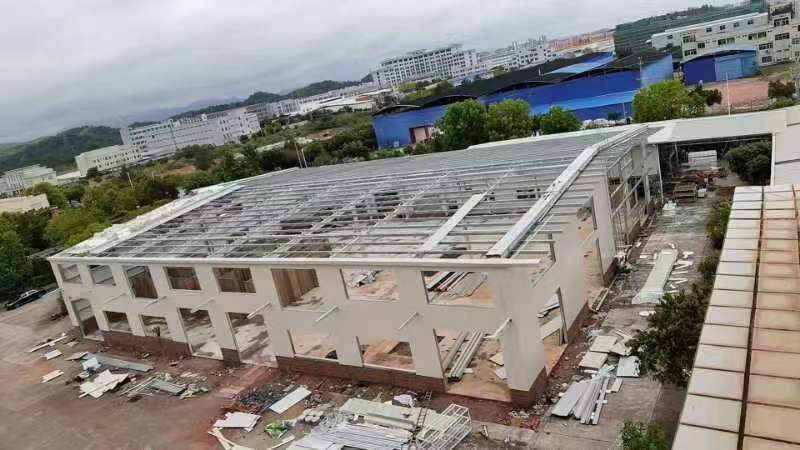 單層鋼結構建筑屋面檁條需承受的荷載有哪些？    廣州網架公司選擇廣州經緯鋼結構工程有限公司  咨詢電話：13925156722